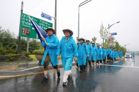이순우 우리은행장과 임직원들이 창립 112주년을 맞아 실시하는 ‘Woori 한마음 국토대장정’에  8일부터 9일까지 1박2일동안 참가하여 빗속에서도 경남 합천에서 경북 고령 구간을 힘차게 종주하며 ‘고객제일 현장경영’과 ‘우리나라 1등 은행’의 비전 달성을 다짐하고 있다. 사진 왼쪽 두번째부터 이순우 우리은행장, 최승남 부행장