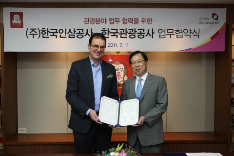 왼쪽부터 한국관광공사 이 참 사장, 한국인삼공사 김용철 사장