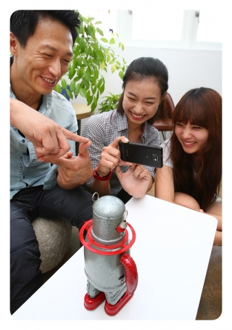 「힛 더 S 스타일」를 진행하기 위해 최종적으로 선발된 대학생들 중 2명이 사진 촬영 프로젝트의 멘토인 패션 사진 작가 김한준에게 조언을 구하며 ‘갤럭시S II’를 활용한 사진 촬