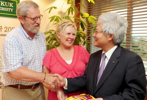 1970년대 한국에서 교육, 의료, 재건 등 봉사활동을 했던 미국 평화봉사단원 가운데 당시 건국대학교에서 영어를 가르쳤던 앨버트 라이트(Albert Wright)씨와 캐시 라이트(