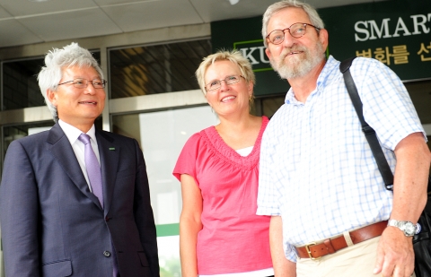 1970년대 한국에서 교육, 의료, 재건 등 봉사활동을 했던 미국 평화봉사단원 가운데 당시 건국대학교에서 영어를 가르쳤던 앨버트 라이트(Albert Wright)씨와 캐시 라이트(