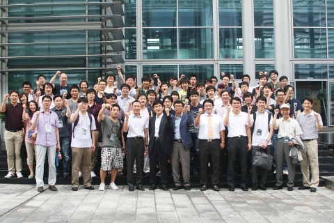 KT 글로벌 프론티어 프로젝트에 참가한 국내 개발자들이 중국 광저우의 차이나모바일 남방기지 내 '모바일마켓 테스트 센터'를 방문 후 기념촬영을 하고 있다.