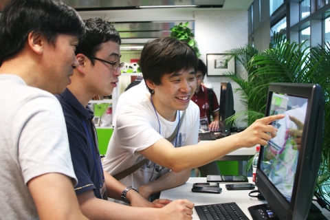 KT 글로벌 프론티어 프로젝트에 참가한 국내 개발자들이 중국 광저우의 차이나모바일 남방기지 내 '모바일마켓 테스트 센터'를 방문해 중국 애플리케이션을 체험하고 있