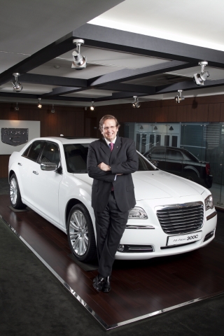 강력해진 성능과 한층 유려한 스타일로 업그레이드된 크라이슬러 신형 300C가 국내 출시됐다.
3.6리터 펜타스타(Penta-Star®) V6 엔진을 탑재하여 296마력의 최고출력