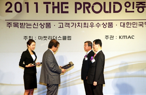 신한은행 위성호 부행장 (우측)이 2011 THE PROUD 인증식에서 전인수 심사위원장(좌측)으로 부터 대한민국명품 인증을 받고 있는 모습.