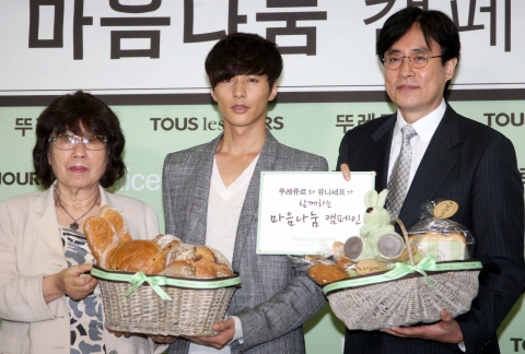 13일 종로구 창성동 유니세프 한국위원회 사무소에서 열린 뚜레쥬르-유니세프 '마음 나눔 캠페인' 협약식에서 유니세프 한국위원회 박동은 사무총장(왼쪽)과 뚜레쥬르 