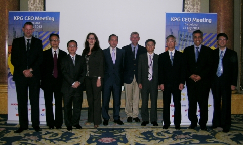 카할라 CEO 전략회의가 13일(현지시간) 스페인 바르셀로나에서 열려 김명룡 우정사업본부장(오른쪽에서 네 번째) 등 10개국 우정 CEO들이 우체국 통합 네트워크를 통한 전자상거래