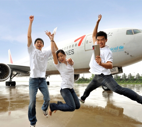 &#039;아시아나 드림윙즈&#039; 베스트 드리머에 선정된 강승운(왼쪽)군, 장수혜(가운데)양, 이동진(오른쪽)군이 아시아나 드림 항공권 티켓을 들고 점프를 하고 있다.