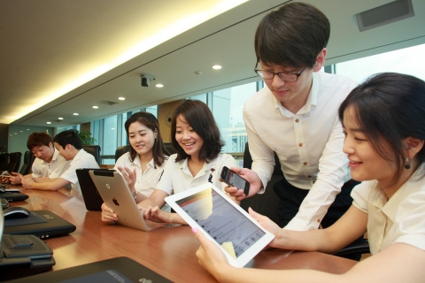 올레인텔레리전스들이 아이패드 및 아이폰을 이용 서비스에 접속하여 고객들의 문의에 답변을 달고 있다.