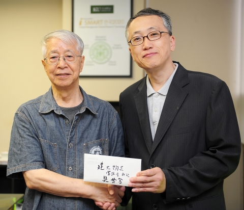 원로 언론인 홍사중씨(왼쪽)가 도예전 수익금을 장학금으로 전달한 후 송기형 건국대 예술문화대학장(왼쪽)과 기념촬영을 하고 있다.