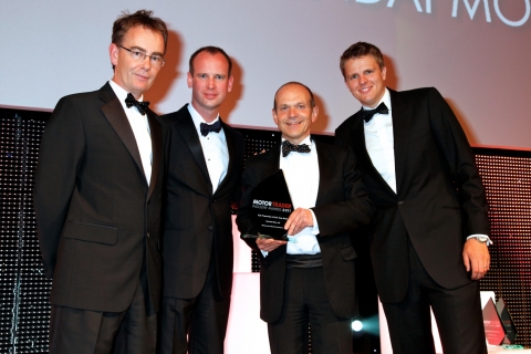 현대차, 영국 ‘올해의 자동차 업체’ 선정 현대차는 영국 모터 트레이더誌가 주관하는 ‘모터 트레이더 인더스트리 어워드 2011(Motor Trader Industry Award 2011)’에서 ‘올해의 자동차 업체(Car Franchise of the Year)’로 선정됐다고 15일 밝혔다.  14일(현지시간) 영국 런던 그로스비너 하우스 호텔(Grosvenor House Hotel)에서 개최된 시상식에서 커티스 허친슨(Curtis Hutchinson) 모터 트레이더誌 편집장, 리 테일러(Lee Taylor) 몬디알社(모터 트레이더 스폰서 기업) 이사, 토니 화이트혼(Tony Whitehorn) 현대차 영국법인 매니징 디렉터, 제이크 험프리(Jake Humphrey) BBC 포뮬러 1 진행자(사진 왼쪽부터) 등 참석자들이 기념촬영을 하고 있다.