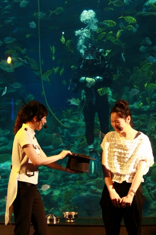 15일, 다이버와 함께 하는 뮤직 토킹쇼에서 사랑의 리퀘스트를 통해 사연을 전한 관람객과 함께 마술을 선보이고 있다.