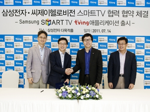 삼성전자와 CJ헬로비전은 '스마트TV 협력 협약'을   맺고, 삼성 스마트TV 콘텐츠 확대를 위한 서비스 제휴에 협력하기로 했다. 왼쪽부터 삼성전자 이경식 상무, 삼성전자 이상철 전무, CJ헬로비전 변동식 대표, CJ헬로비전 최병환 상무