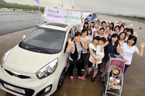 기아자동차㈜는 16일, 자동차 경주장 안산스피드웨이(경기도 안산시 소재)에서 여성고객 20명을 초청해 모닝 바이퓨얼 시승 기회와 경제운전법 등을 알려주는 ‘기아 퀸즈 에코 드라이빙