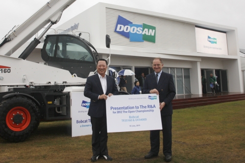 (주) 두산 박용만 회장과 영국왕실골프협회 피터 도슨 총괄 디렉터가 영국 디오픈 두산 홍보 부스에서 중장비 기증식 후 기념사진 촬영을 하고 있다.