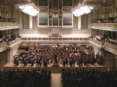 현대차, 서울시립교향악단 유럽순회공연 후원  현대차는 8월 19일부터 8월 27일까지 네덜란드, 오스트리아, 독일, 영국 등 유럽 4개국 4개 도시에서 개최되는 ‘서울시립교향악단 유럽순회공연’을 후원하고, 유럽 현지서 공동 문화마케팅 활동에 나선다.  사진은 지난해 현대차가 후원한 서울시향의 유럽순회공연 중 독일의 베를린 콘체르트하우스에서 공연을 펼치는 모습