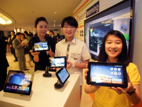 18일 오전 워커힐 무궁화 홀에서 열린 SK텔레콤의 'T스마트러닝' 런칭 행사에서 학생들이 'T스마트러닝' 서비스를 체험해보고 있다.