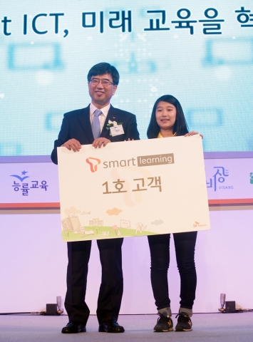 18일 오전 워커힐 무궁화 홀에서 열린 SK텔레콤의 'T스마트러닝' 런칭 행사에서 배준동 SK텔레콤 Network CIC 사장과 'T스마트러닝' 1호 가입자인 차윤지(15) 학생이 기념 포즈를 취하고 있다.