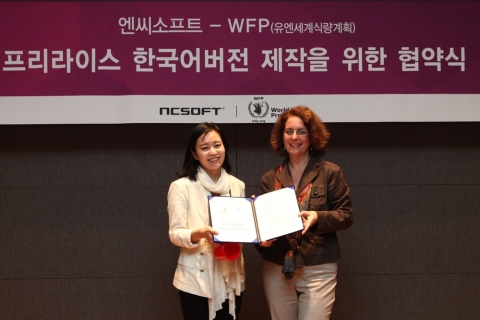 프리라이스 한국어버전 제작을 위한 협약식에 참석한 <좌>엔씨소프트 윤송이 부사장(CSO), <우>WFP 글로벌 공공 민간부분 파트너십 총괄 모니카 마샬(Monica Marshall)