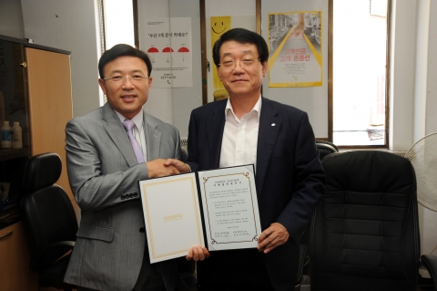 남인석 중부발전 사장(오른쪽)과 추창식 방이시장 진흥조합회장(왼쪽)이 협약서를 들고 있는 모습
