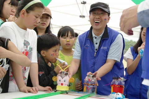 삼성전자 한국에서 "삼성 어린이에게 희망을"의 일환으로 매년 5월 5일 어린이날 지역아동센터연합회와 함께 경기지역에 있는 저소득층 어린이들을 초청하여 임직원들과 함꼐 '신나는 과학교실'을 열어 다양한 이벤트를 실시하고 있다.