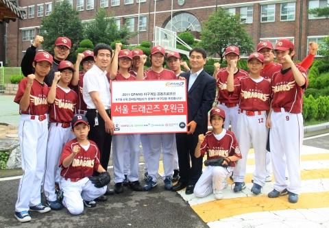 KT와 모바일 게임사가 ‘모바일 야구게임’ 수익금으로 조성된 후원금을 서울농학교 청각 장애우 야구단 ‘서울 드래곤즈’에게 전달하고 있다. 사진의 좌측은 KT 배태한 차장, 사진의 우측은 서울 농학교 정현호 교장