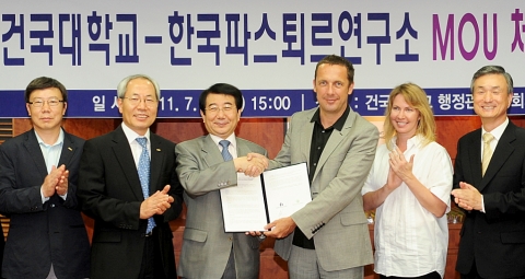 한국파스퇴르연구소 울프네바스 소장(오른쪽 세 번째)과 건국대 하미승 부총장(왼쪽 세 번째)이 19일 생명과학분야 연구협력 협약을 체결한 후 악수하고 있다.