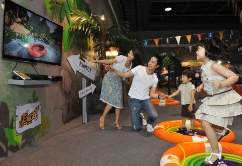 “와~ 여름방학이다” 여름방학을 맞아 양재동 투니페스티벌 키넥트 체험존을 찾은 가족들이 온몸으로 키넥트 게임을 즐기고 있다.