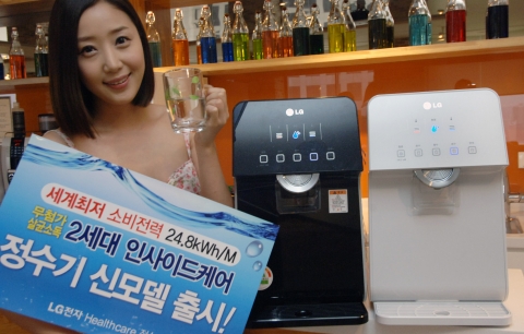 LG전자가 세계 최저 소비전력을 갖춘 데스크형 냉온정수기 ‘에코’(eco)와 저수조 없이 바로 정수하는 직수방식 정수전용 정수기를 출시했다. 사진은 LG전자 모델이 20일 LG트윈타워에서 세계 최저 소비전력을 갖춘 데스크형 냉온정수기 ‘에코’(eco) 신제품을 소개하고 있다.