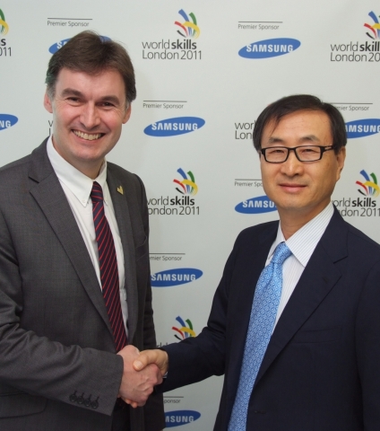 삼성전자가 20일 현지시간 영국 런던 첼시 구장에서 '제 41회 런던 국제 기능올림픽 2011 (World Skills London 2011)' 프리미어 스폰서로 후원하는 조인식을 가졌다.  (왼쪽부터 런던 국제 기능올림픽 조직위원회 에이단 존스(Aidan Jones) CEO삼성 기능올림픽 사무국 송지오 고문)