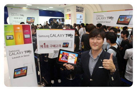 국내 최초 ‘갤럭시 탭 10.1’을 개통하게 된 박경민씨