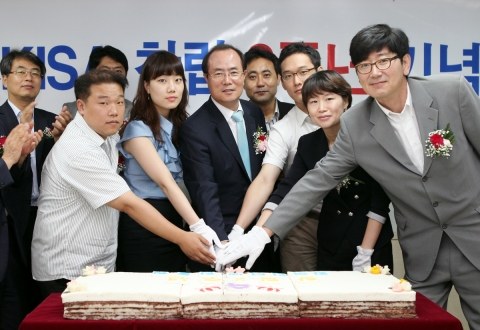 KISA(한국인터넷진흥원, 원장 서종렬)가 출범 2주년을 맞아, 21일 오전 가락동 대동청사에서 2주년 기념식과 더불어, 대외고객 만족도제고를 위한 CS비전선포 및 고객자문단 위촉식을 개최했다. KISA원장(가운데)이 고객자문단 및 직원 대표 와 함께 2주년 기념 떡케익을 자르고 있다.