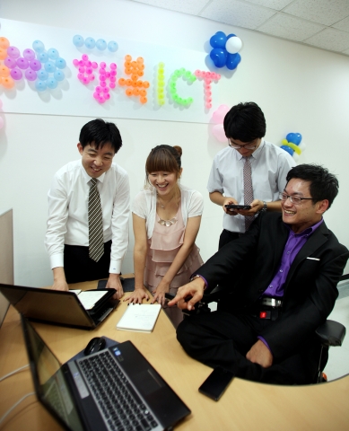 SK텔레콤이 ICT기반의 사회공헌 및 공익 서비스를 개발하는 사회적 기업 ‘재단법인 행복ICT’를 구로동 디지털단지에 설립했다. 21일 열린 개소식에서 ‘재단법인 행복ICT’ 직원들이 자축하고 있다.