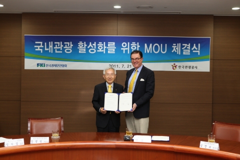 관광공사-전경련 MOU 체결 (왼쪽부터 전국경제인연합회 정병철 부회장, 한국관광공사 이참 사장)