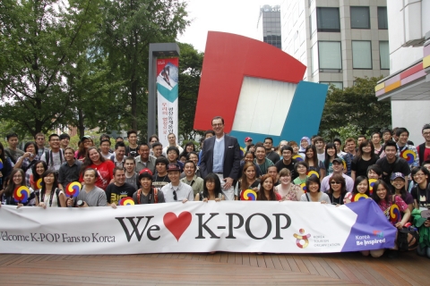 &lt;We Love K-POP!&gt; 100여명의 미국 K-POP 팬들이 한국관광공사를 방문, 관광공사 이 참 사장과 함께 T2 마당에서 기념사진을 촬영했다.