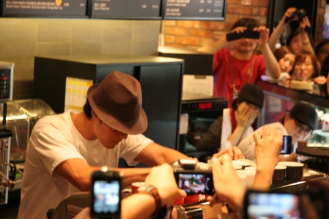 배우 소지섭씨가 사업파트너로 참여해 직접 운영에 관여하고 신메뉴도 제안한 ‘투썸플레이스 by 51K’(CGV압구정 신관 일층)에서 고객에게 에스프레소를 직접 추출해 주고 있다.