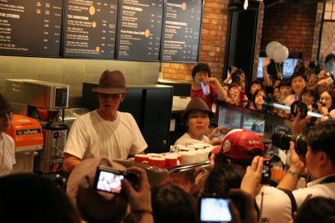 ‘소지섭 투썸’ 그랜드 오픈 성황리에…일본팬 등 대거 몰려