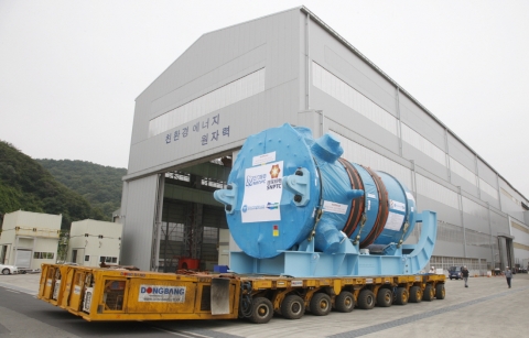 두산중공업은 22일, 경남 창원에 위치한 두산중공업 원자력 공장에서 제작을 마친 ‘중국 산먼 AP1000 원자로’를 출하하고 있다.