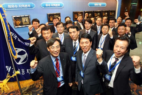 상반기 최우수 지역본부로 선정된 경북지역본부의 지점장들이 결의를 다지는 모습