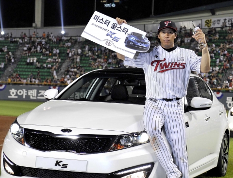 MVP의 영광을 차지한 ‘미스터 올스타’ 이병규 선수가 부상으로 받은 ‘K5’ 앞에서 포즈를 취하고 있는 모습.