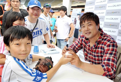 프로야구 팬 페스티벌이 열린 잠실 주경기장에서 23일 양준혁 선수의 팬 사인회가 열렸다.