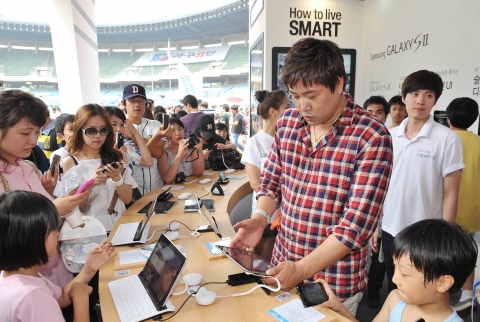프로야구 팬 페스티벌이 열린 잠실 주경기장에서 23일 양준혁 선수가 '삼성 스마트 체험존'을 방문해, 다양한 제품 체험에 참여했다.
