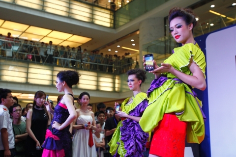 23일 중국 베이징에서 열린 갤럭시SⅡ 출시 행사에서 모델들이 갤럭시SⅡ를 선보이고 있다.