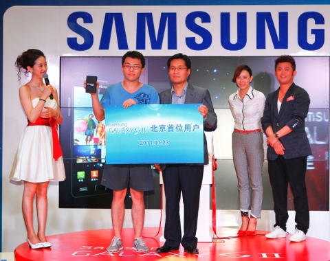 23일 중국 베이징에서 열린 갤럭시SⅡ 출시행사에서 첫번째 고객에게 갤럭시SⅡ가 증정됐다. (사진 왼쪽 두번째부터 첫번째 고객, 삼성전자 관계자, 여배우 후징 등 중국 연예인)