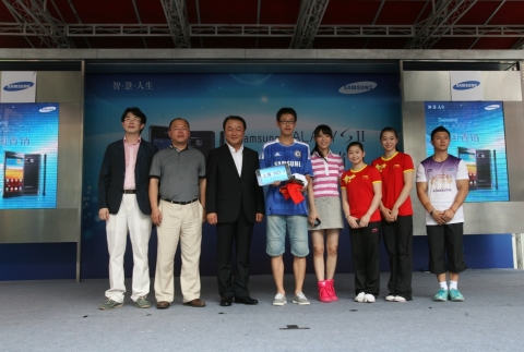 상하이 23일 중국 상하이에서 열린 갤럭시SⅡ 출시행사에서 첫번째 고객에게 갤럭시SⅡ가 증정됐다. (사진 왼쪽 네번째부터 첫번째 고객, 여배우 장징추, 중국 체조 국가대표팀)