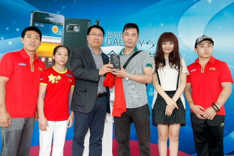 청두 23일 중국 청두에서 열린 갤럭시SⅡ 출시행사에서 첫번째 고객에게 갤럭시SⅡ가 증정됐다.(사진 왼쪽 세번째부터 삼성전자 관계자, 첫번째 고객, 가수 리우 시준, 그외 중국 체조 국가대표팀)
