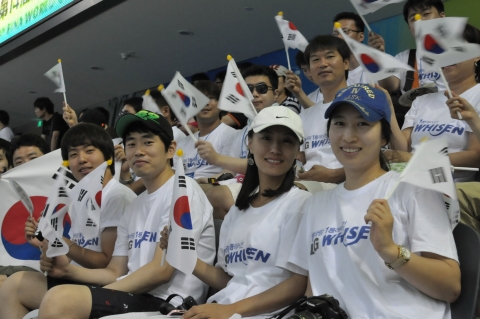 LG전자가 ‘2011 상해 세계수영선수권대회’에 출전 중인 자사 ‘휘센’ 에어컨 모델 ‘마린보이’ 박태환 선수를 응원하기 위해 중국 상하이로 보낸 원정 응원단 60명이 열띤 응원을 펼치고 있다.