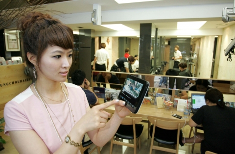 LG유플러스(부회장 이상철 / www.lguplus.com)가 IP시장을 선도하기 위해 아파트 단지, 매장, 공중시설, 공장, 보육원 등을 대상으로 ‘U+ 스마트 CCTV’ 서비스를 선보인다. 사진은 이용자가가 태블릿PC로 ‘U+ 스마트 CCTV’가 설치된 매장상황을 실시간 영상으로 보는 모습.