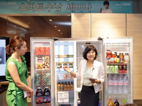 삼성전자가 논현동 삼성 솔루션 전시장에서 지펠 그랑데스타일840과 함께하는 ‘스마트수납 세미나’를 개최했다. 
수납 전문가 조윤경씨(우)가 쇼호스트 정윤정씨(좌)와 함께 초청 주