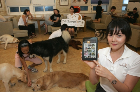 LG유플러스(부회장 이상철 / www.lguplus.com)가 벤처기업인 유저스토리랩(대표정윤호 / www.userstorylab.com)과 손잡고 국내 최초로 반려동물 SNS인 ‘펫러브즈미(petloves.me)’를 스마트폰 애플리케이션으로 선보인다고 26일 밝혔다.